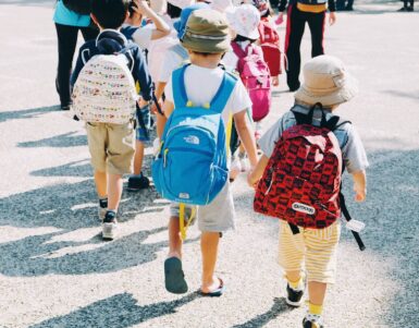 Enfants se tenant par la main pour aller à l'école