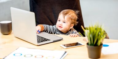 Bébé derrière un ordinateur