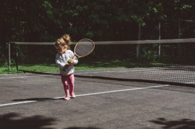 Petite fille jouant au tennis